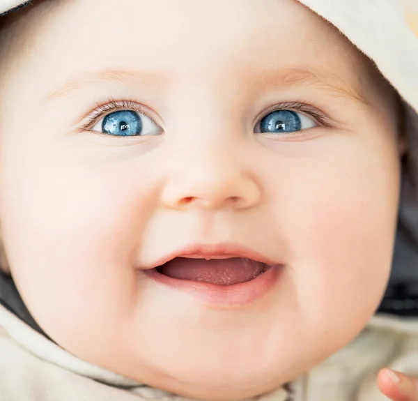 Primer plano retrato de hermoso bebé — Foto de Stock