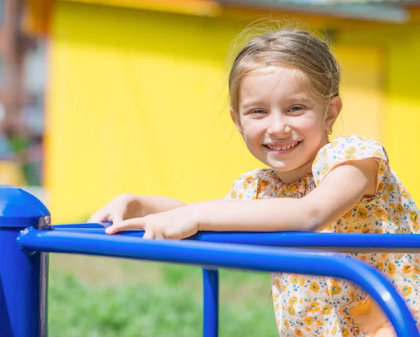 Schattig klein meisje — Stockfoto