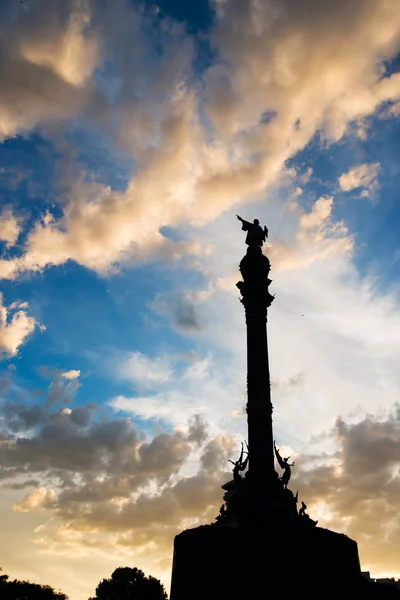 Estátua de Colombo com céu por do sol — Fotografia de Stock