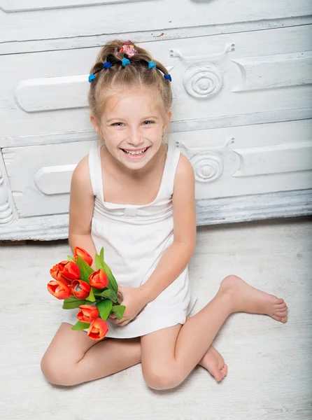 Bambina con un mazzo di fiori — Foto Stock