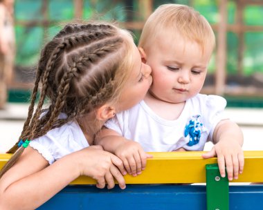 iki küçük kız kardeş