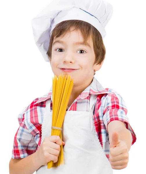 Pişmemiş spagetti ile çocuk — Stok fotoğraf