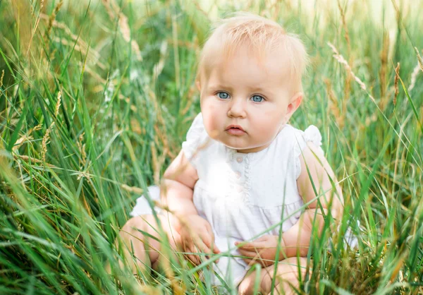 Baby in gras — Stockfoto