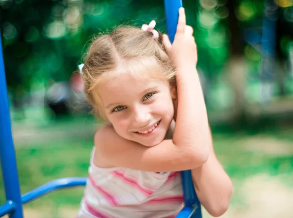 Kleines Mädchen auf Spielplatz — Stockfoto