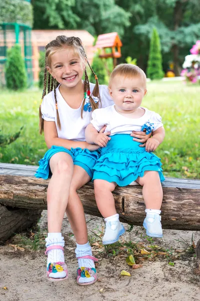 Zwei kleine Schwestern — Stockfoto