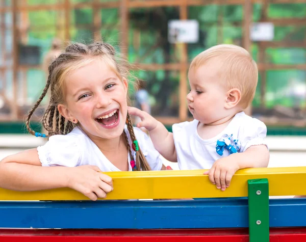 2 つの小さな姉妹 — ストック写真