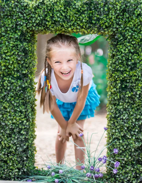Roztomilá holčička s bush — Stock fotografie