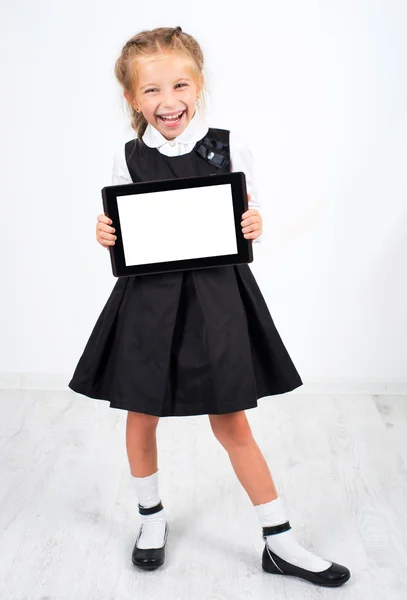 Nettes Schulmädchen mit einem PC-Tablet — Stockfoto
