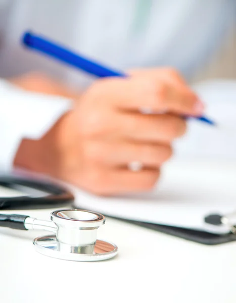 Les mains du médecin avec une table plane — Photo