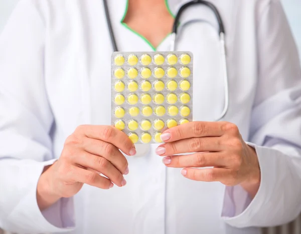 Médico sosteniendo pastillas — Foto de Stock