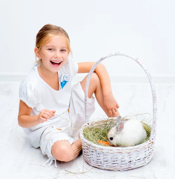 Holčička s králíkem — Stock fotografie