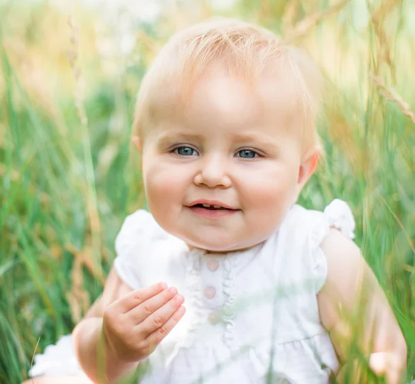 Baby in gras — Stockfoto