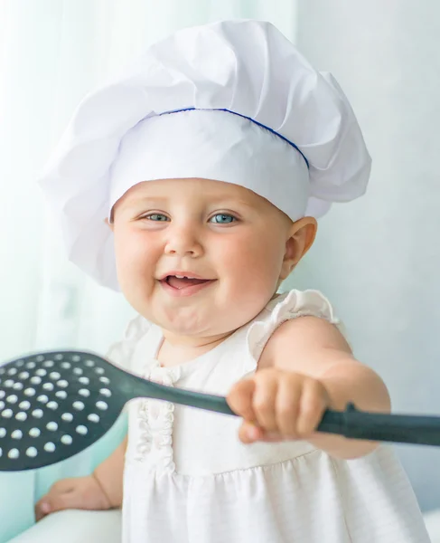 婴儿在敞篷厨师和厨房工具 — 图库照片