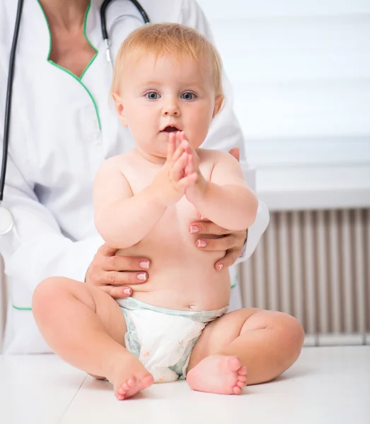 Médico con bebé — Foto de Stock