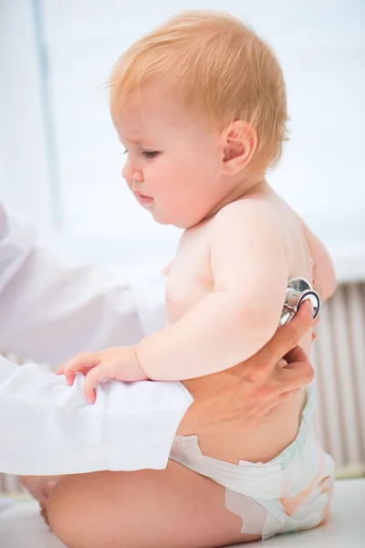 Médico com bebê — Fotografia de Stock