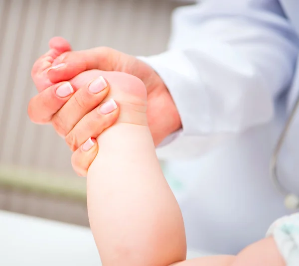 Baby massaggio ai piedi — Foto Stock