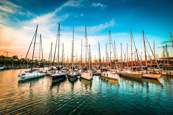 Jachten bij zonsondergang — Stockfoto