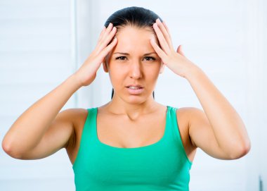 Başı ağrıyan kadın