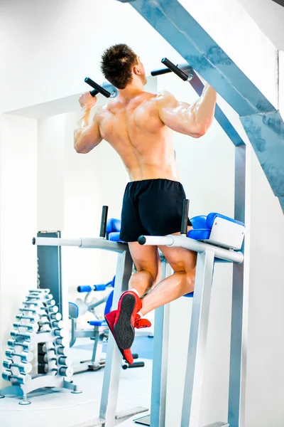 Fisiculturista fazendo exercícios — Fotografia de Stock