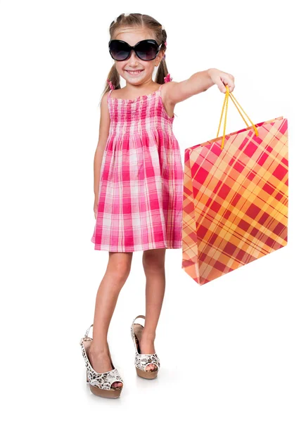Sevimli küçük kız alışveriş çantası ile — Stok fotoğraf