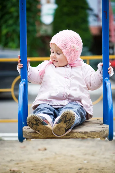 Kleine baby in een schommel — Stockfoto