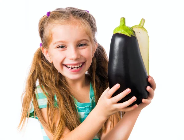 Petite fille avec aubergine — Photo