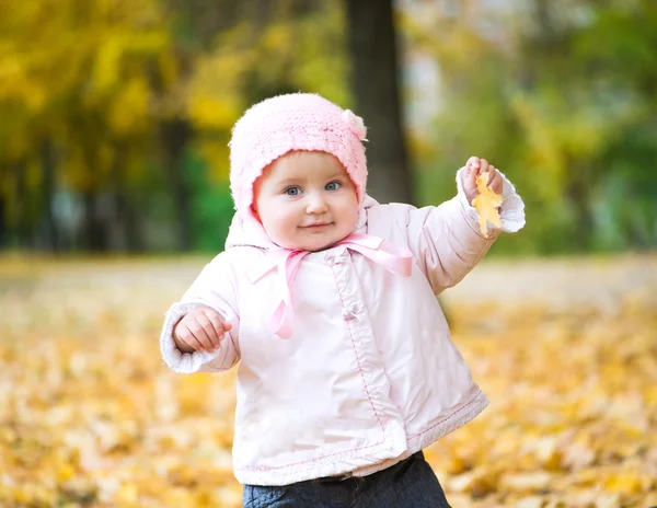 Kleine baby in het park — Stockfoto