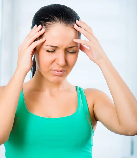 Frau mit Kopfschmerzen — Stockfoto