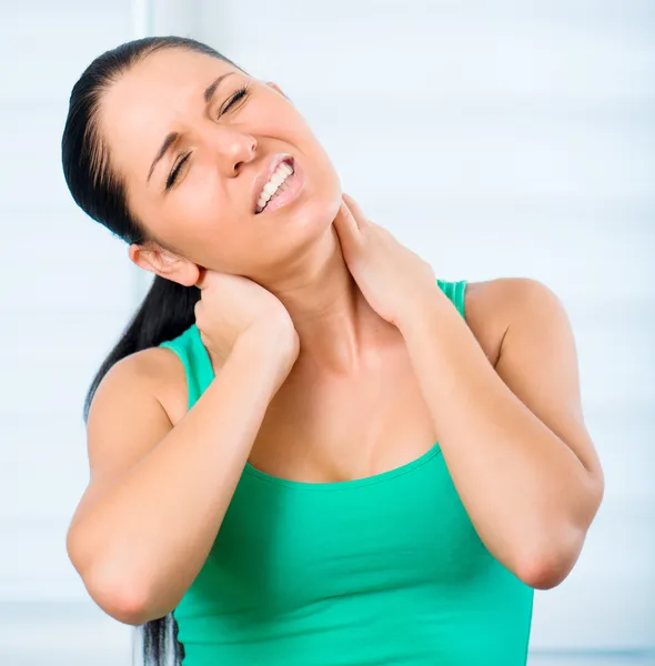 Dolor de mujer en el cuello — Foto de Stock