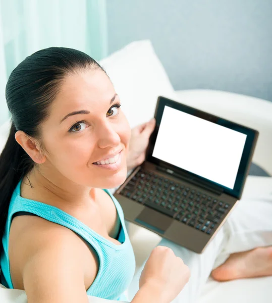 Girl on the sofa with laptop — Stock Photo, Image