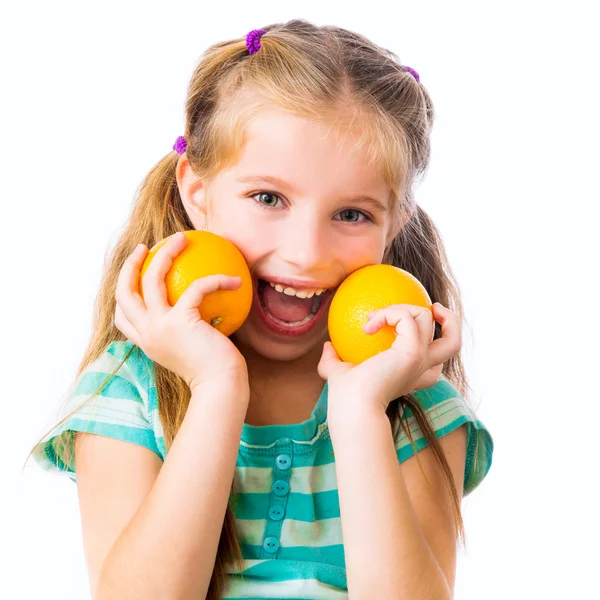 Kleines Mädchen mit Orangen — Stockfoto