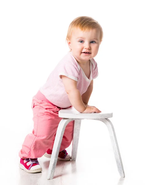 Ребенок с маленьким стульчиком — стоковое фото