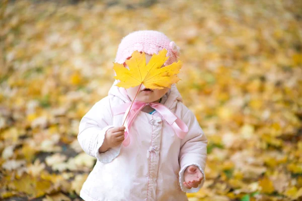 Pequeño bebé en el parque — Foto de Stock