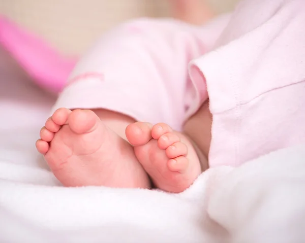 Pernas de bebê — Fotografia de Stock