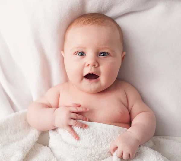 毛布の下の赤ん坊 ストック写真