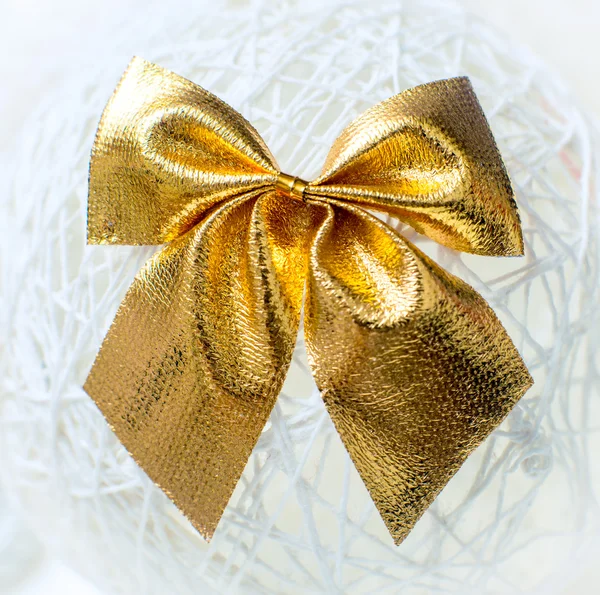 ゴールドのクリスマスの弓 — ストック写真