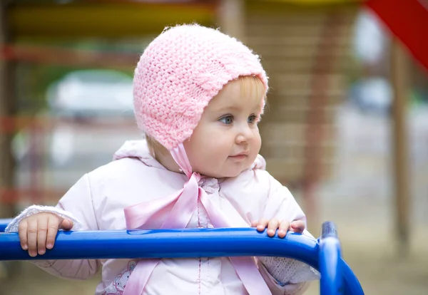 Pequeño bebé en un columpio — Foto de Stock