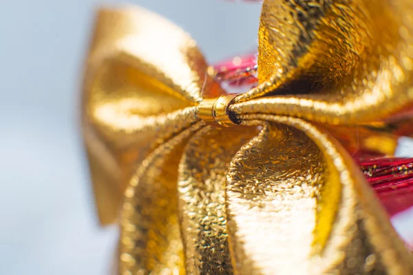 Goldene Weihnachtsschleife — Stockfoto