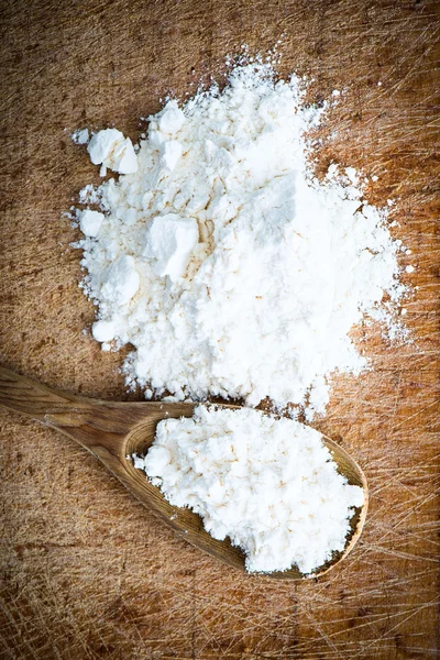 Mąka w drewnianą łyżką — Zdjęcie stockowe