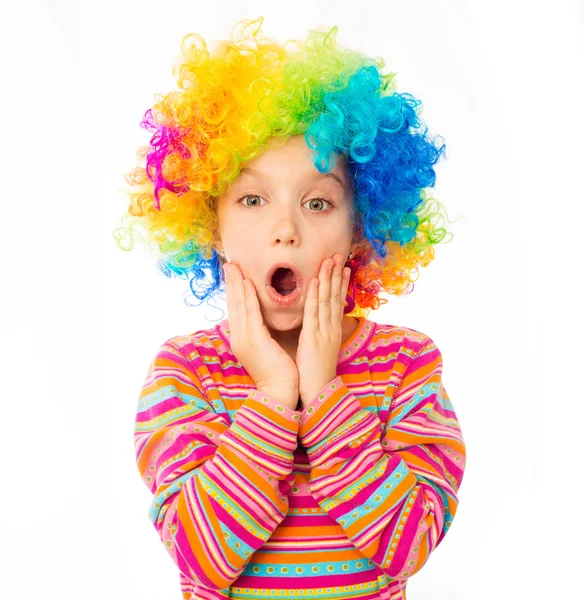 Dziewczynka w peruce klauna — Zdjęcie stockowe