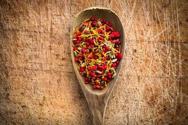 Kryddor i en sked — Stockfoto