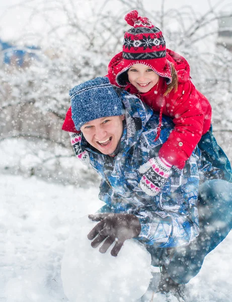 Familjen gjuten snö boll — Stockfoto