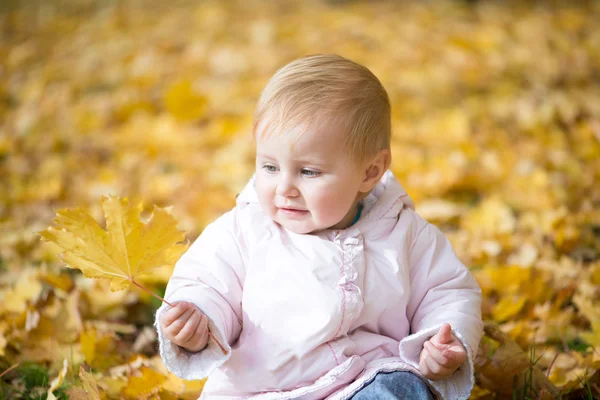 Malé dítě v parku — Stock fotografie
