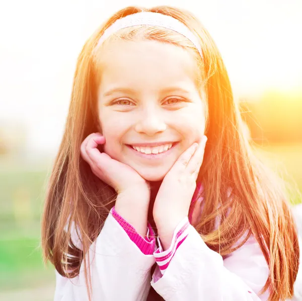 Retrato de una chica feliz liitle — Foto de Stock