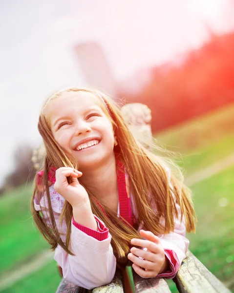 Retrato de uma menina feliz liitle — Fotografia de Stock