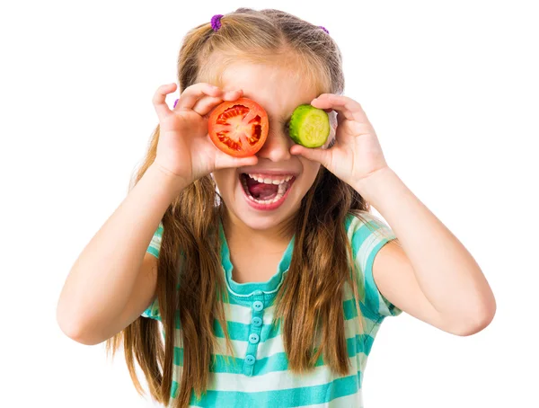Kleines Mädchen mit Gurken und Tomaten — Stockfoto