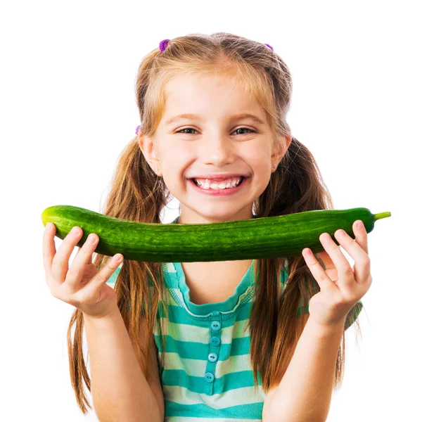 Kleines Mädchen mit Gurke — Stockfoto