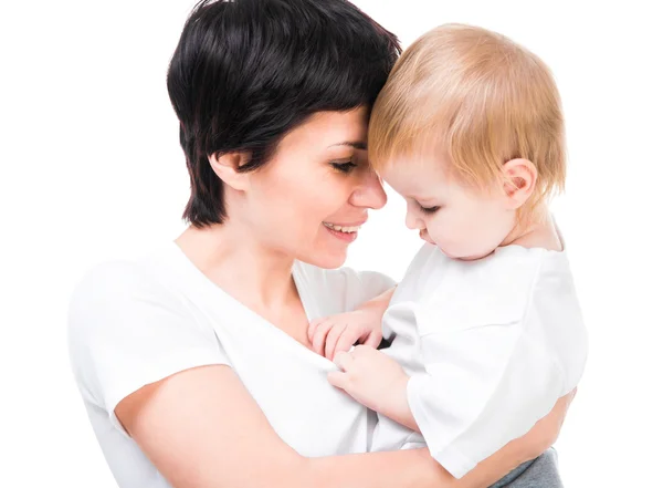 Sorrindo mãe gentilmente abraços bebê — Fotografia de Stock