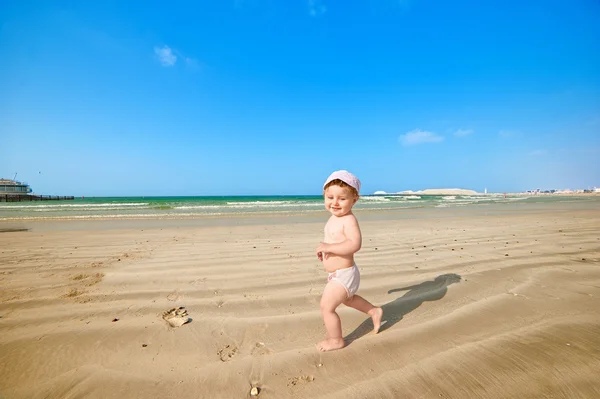 Ein kleines Kind am Strand — Stockfoto