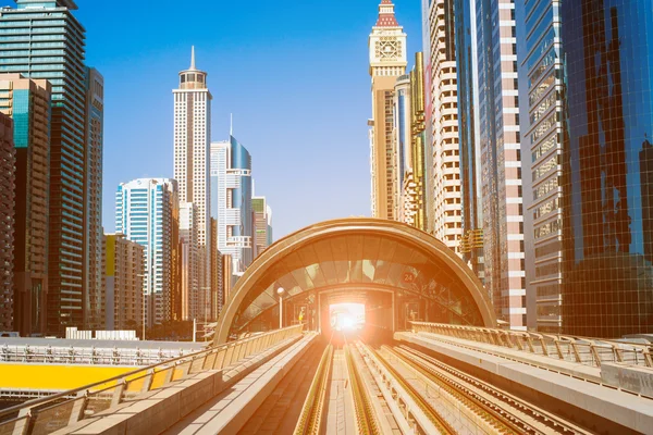 Jalur kereta bawah tanah modern di Dubai — Stok Foto